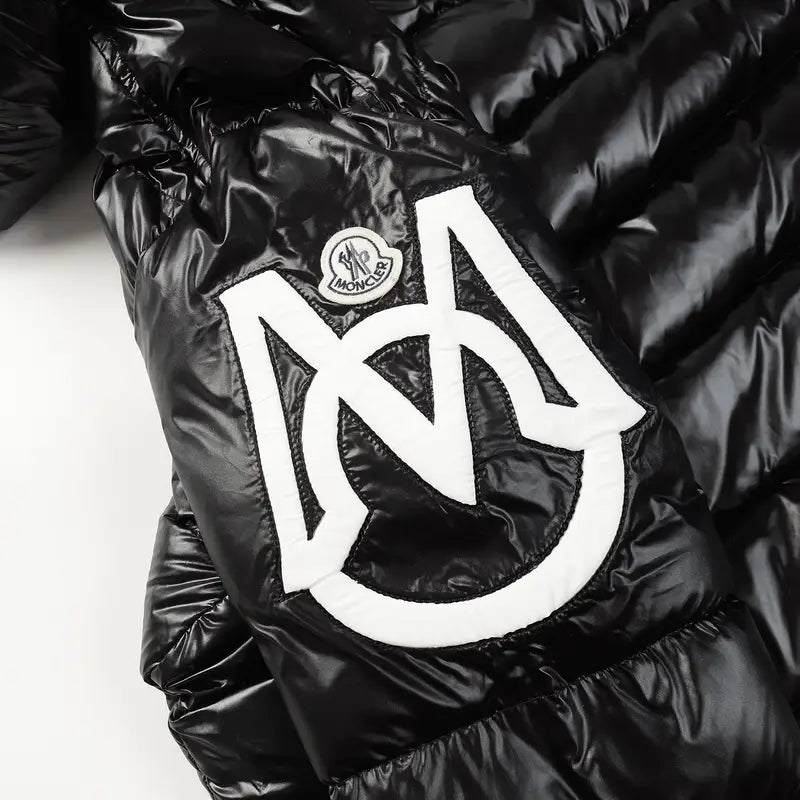 Exklusive Moncler Monogramm Kapuzenjacke: Luxuriöser Stil für Herren und Damen