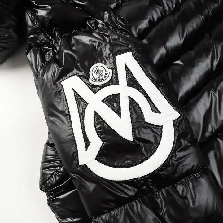 Exklusive Moncler Monogramm Kapuzenjacke: Luxuriöser Stil für Herren und Damen