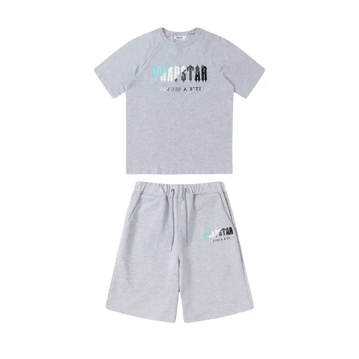 Trapstar Decoded Graues Chenille Kurzset - Stilvolles Sommer Streetwear Outfit Herren