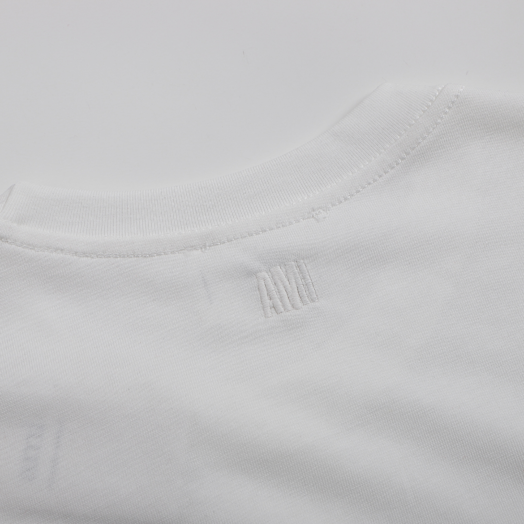 AMI Paris Unisex Baumwoll-T-Shirt mit gesticktem Herz-Logo – Stilvoller Pariser Chic
