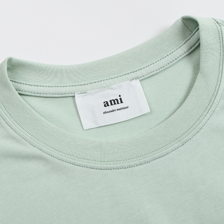 AMI Paris Baumwoll T-Shirt mit Herz-Logo, stilvoll, bequem für Freizeit