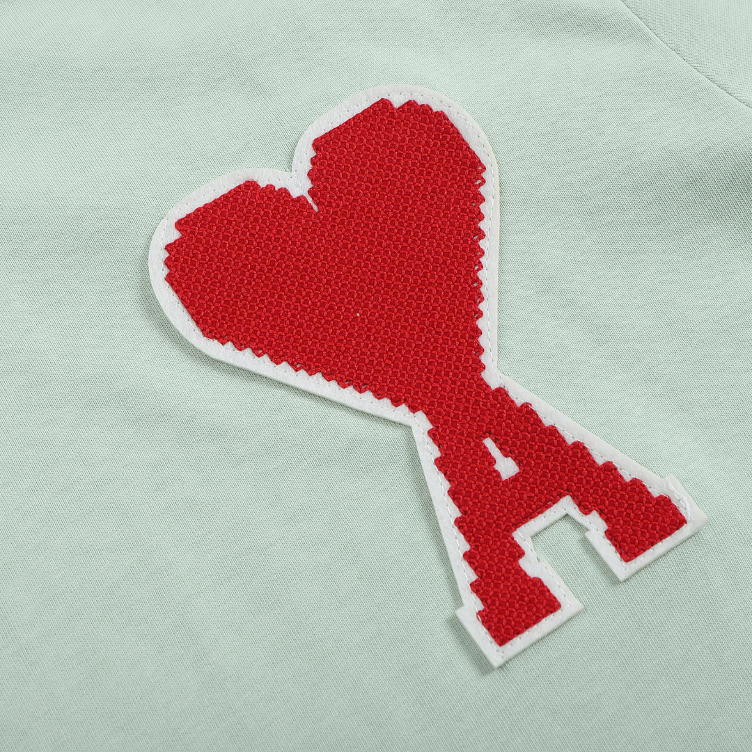 AMI Paris Baumwoll T-Shirt mit Herz-Logo, stilvoll, bequem für Freizeit