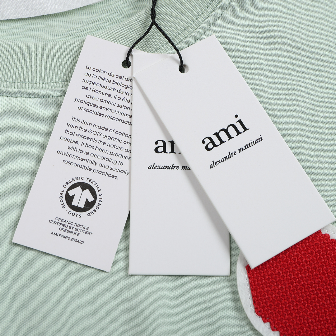 AMI Paris Baumwoll T-Shirt mit Herz-Logo, stilvoll, bequem für Freizeit