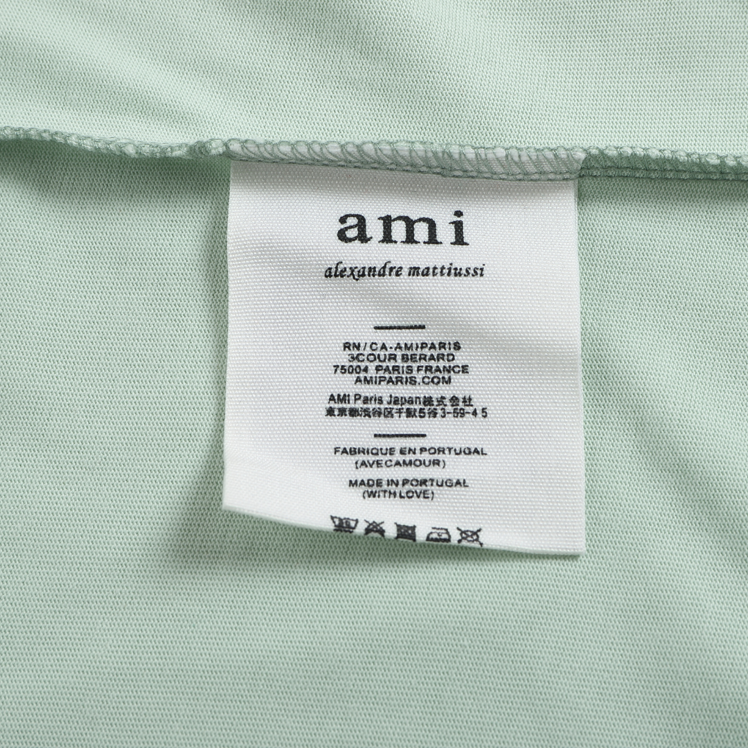 AMI Paris Baumwoll T-Shirt mit Herz-Logo, stilvoll, bequem für Freizeit