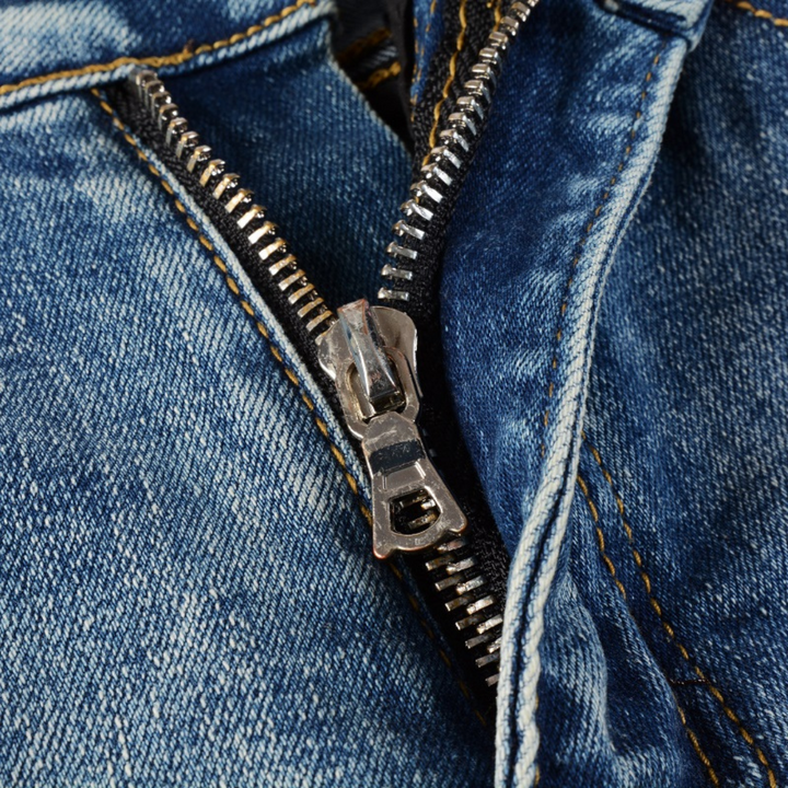 Luxuriöse Amiri Herren Designer Used-Look Jeans mit Logo und Destroyed Effekten
