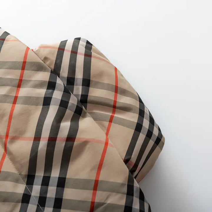 Luxuriöse Burberry Designer Jacke: Zeitloser Britischer Stil mit Hochwertiger Verarbeitung