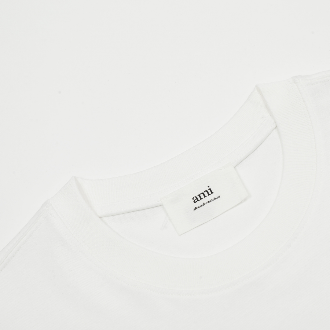 AMI Paris Unisex T-Shirt aus Baumwolle mit Herzlogo – Luxuriöses Designer Basic