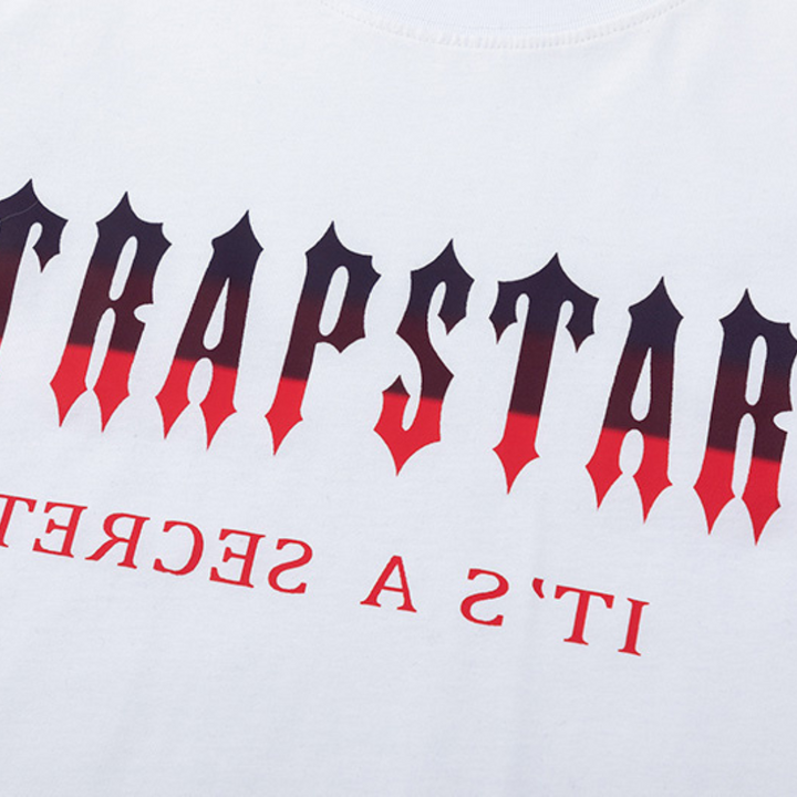 Trapstar Decoded Kurzset Weiß-Rot: Stylisches Streetwear-Outfit für Herren