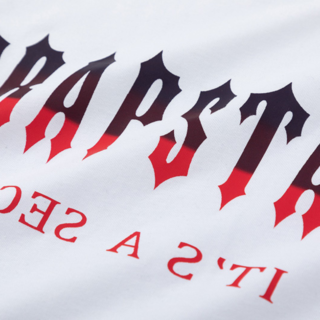 Trapstar Decoded Kurzset Weiß-Rot: Stylisches Streetwear-Outfit für Herren