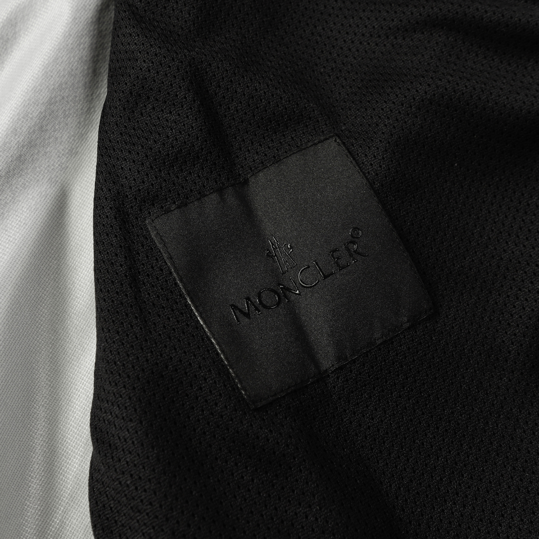Moncler Monogramm Windbreaker Herren Leichte Übergangsjacke mit Logo-Print Kapuze Stilvoll