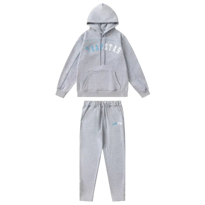 Trapstar Irongate Arch Ice Chenille Trainingsanzug Grau – Luxuriöser Freizeit-Zweiteiler Herren