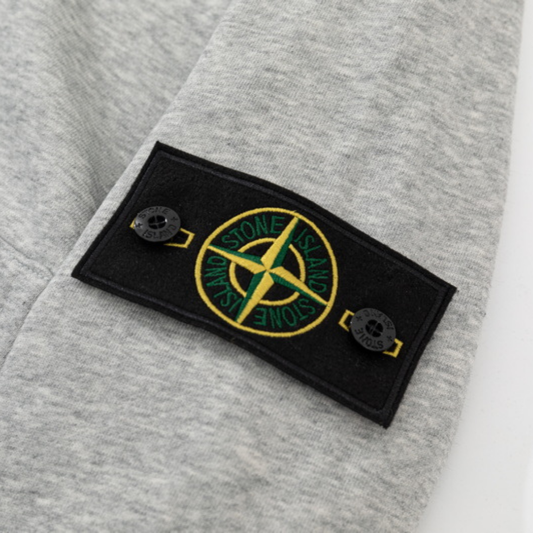 Stone Island Monogramm Jacke: Premium Italienischer Stil, Funktion & Urbanes Design
