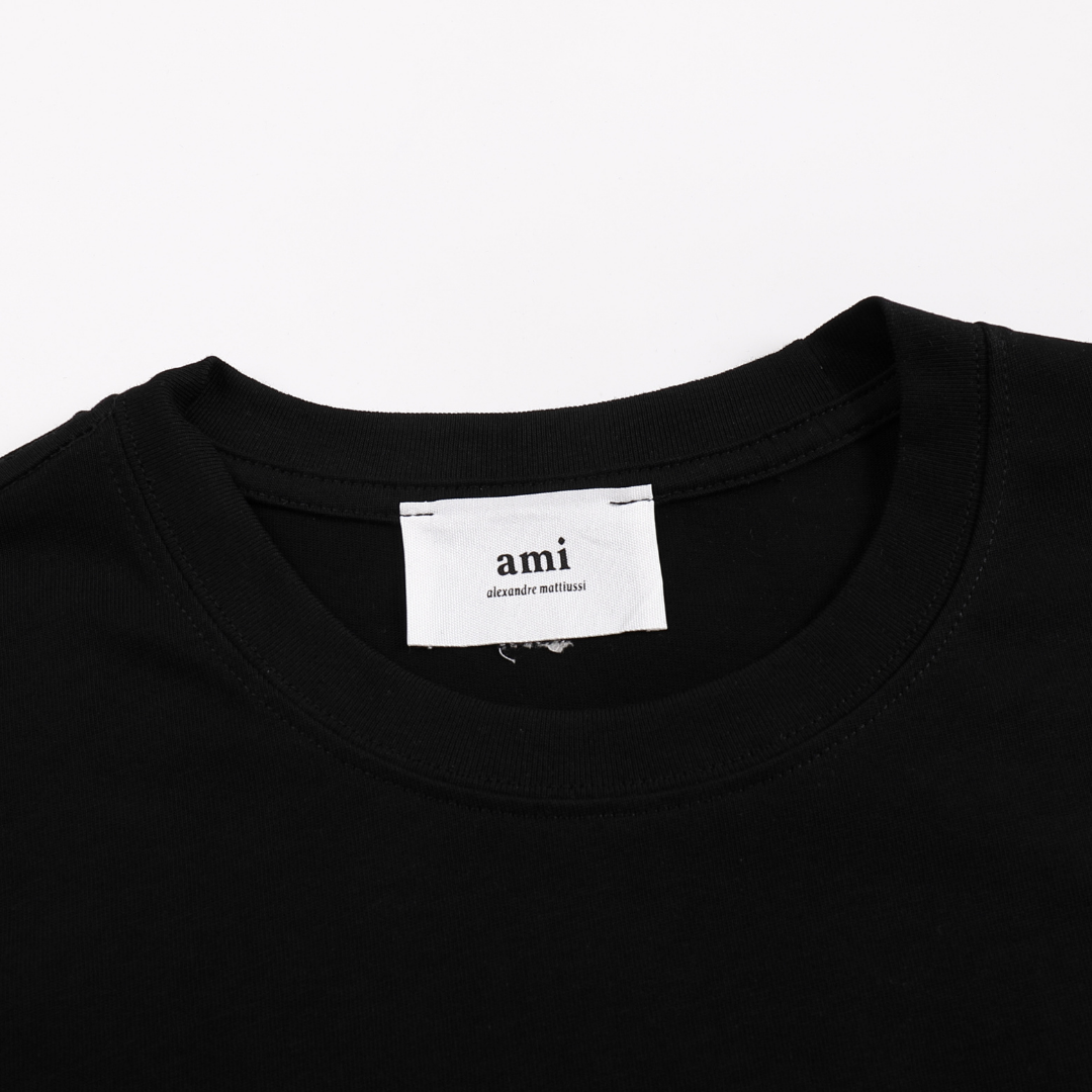 AMI Paris Unisex Herz-Logo T-Shirt: Premium Baumwolle für stilvollen Komfort