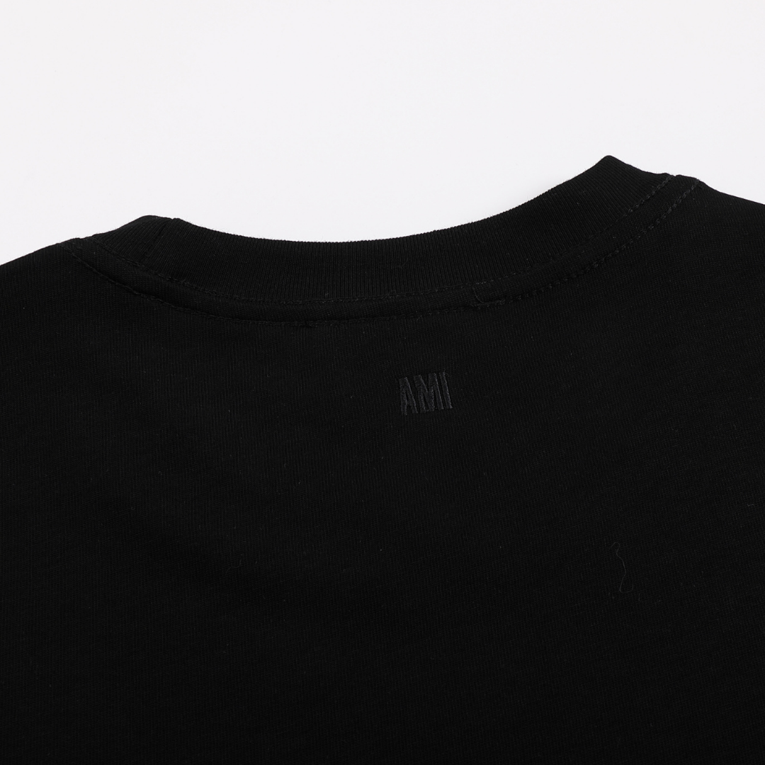 AMI Paris Unisex Herz-Logo T-Shirt: Premium Baumwolle für stilvollen Komfort