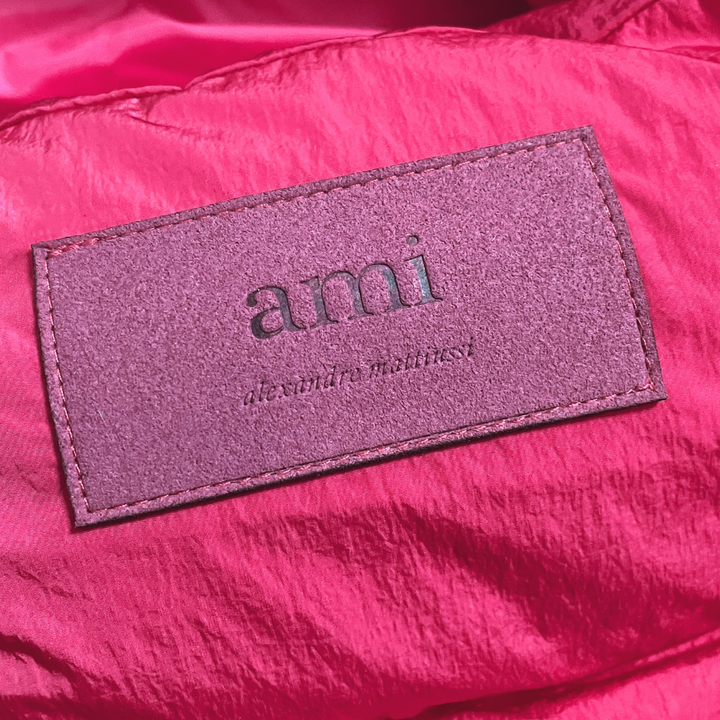 Luxuriöse AMI Paris Damen Rosa Pufferjacke: Trendige Wärme für Stilbewusste