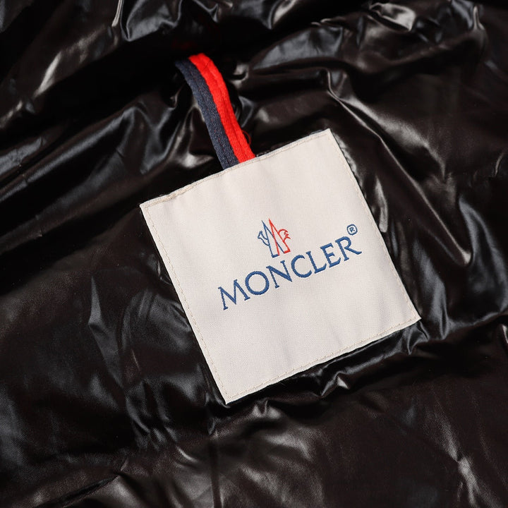 Exklusive Moncler Monogramm Kapuzenjacke: Luxuriöser Stil für Herren und Damen