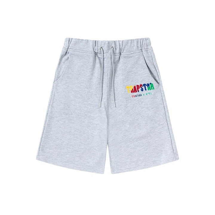 Trapstar Decoded Chenille Kurz-Set Grau Rot – Premium Streetwear Freizeit-Outfit
