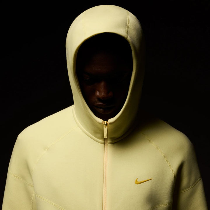 Nike NOCTA Gelbes Tech Fleece Set: Warmer & Stylischer Hoodie & Hose für Herren