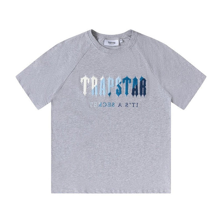 Trapstar Decoded Ice Shorts Set: Stilvolles Grau-Blau Chenille Sportswear Freizeit Set