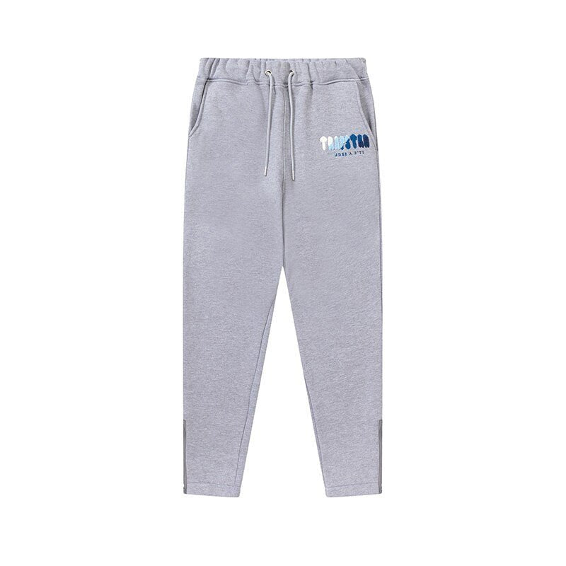 Trapstar Decoded Ice Chenille Trainingsanzug Grau – Luxuriöses Streetwear Set für Herren