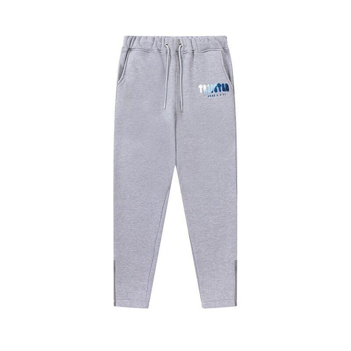 Trapstar Decoded Ice Chenille Trainingsanzug Grau – Luxuriöses Streetwear Set für Herren