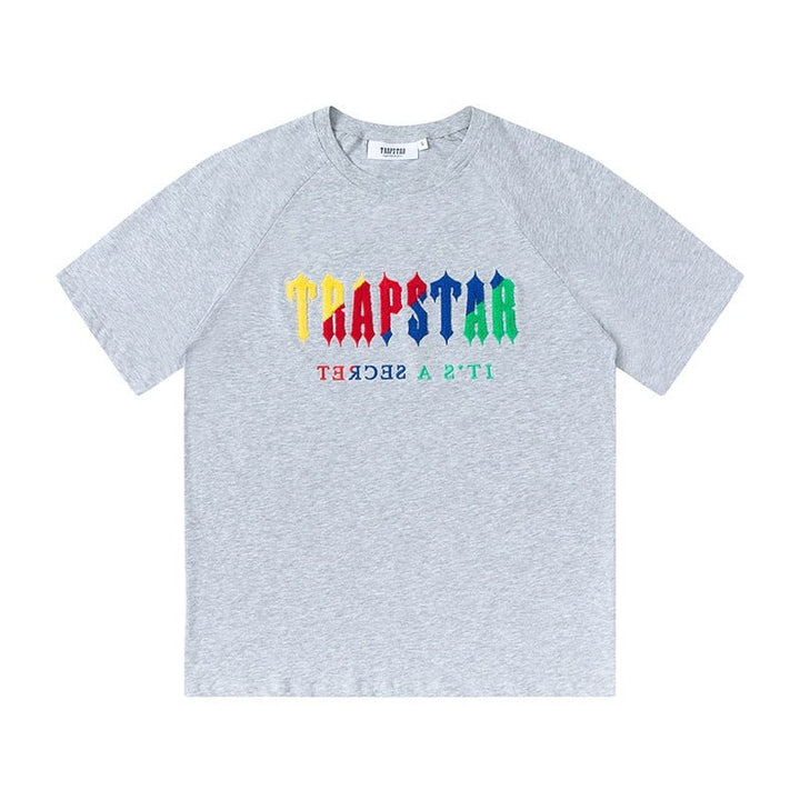 Trapstar Decoded Chenille Kurz-Set Grau Rot – Premium Streetwear Freizeit-Outfit