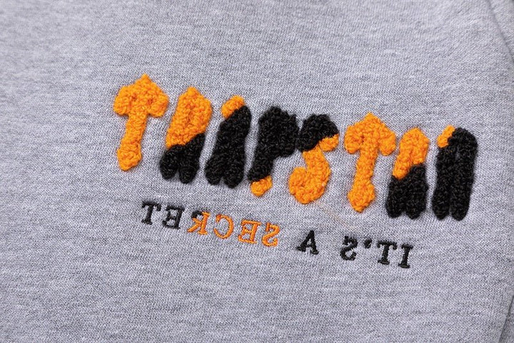 Trapstar Decoded Grau Orange Chenille Trainingsanzug – Ultimativer Streetwear Komfort Set
