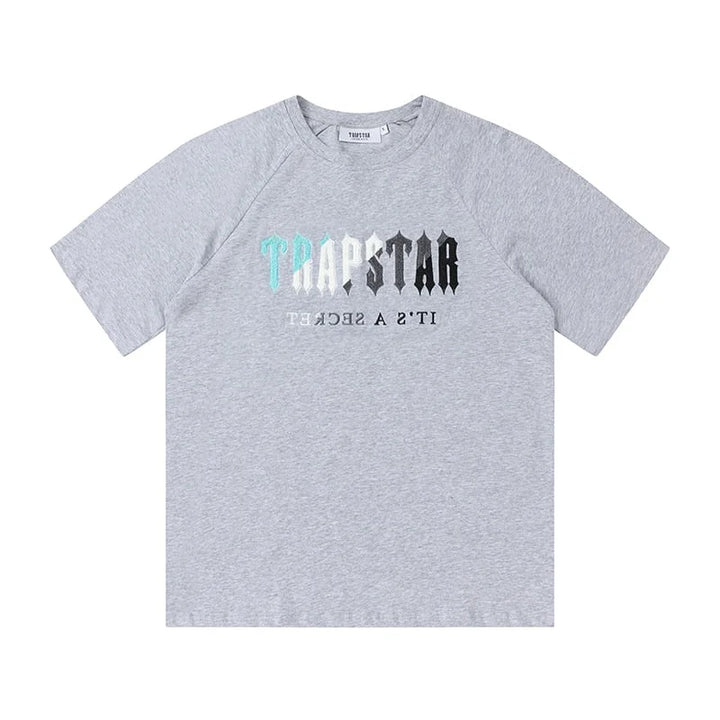 Trapstar Decoded Graues Chenille Kurzset - Stilvolles Sommer Streetwear Outfit Herren