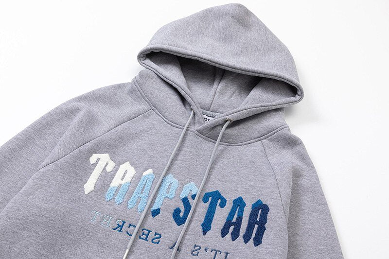 Trapstar Decoded Ice Chenille Trainingsanzug Grau – Luxuriöses Streetwear Set für Herren