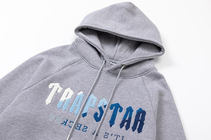 Trapstar Decoded Ice Chenille Trainingsanzug Grau – Luxuriöses Streetwear Set für Herren