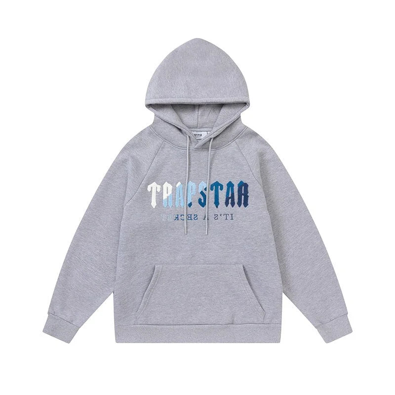 Trapstar Decoded Ice Chenille Trainingsanzug Grau – Luxuriöses Streetwear Set für Herren