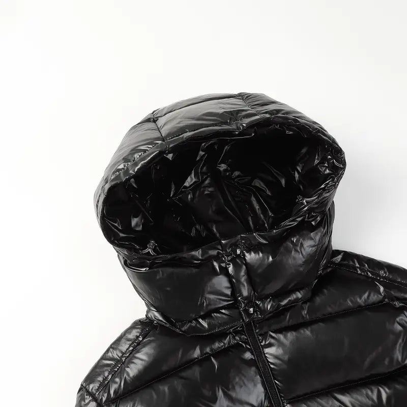 Exklusive Moncler Monogramm Kapuzenjacke: Luxuriöser Stil für Herren und Damen