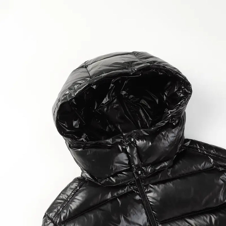 Exklusive Moncler Monogramm Kapuzenjacke: Luxuriöser Stil für Herren und Damen