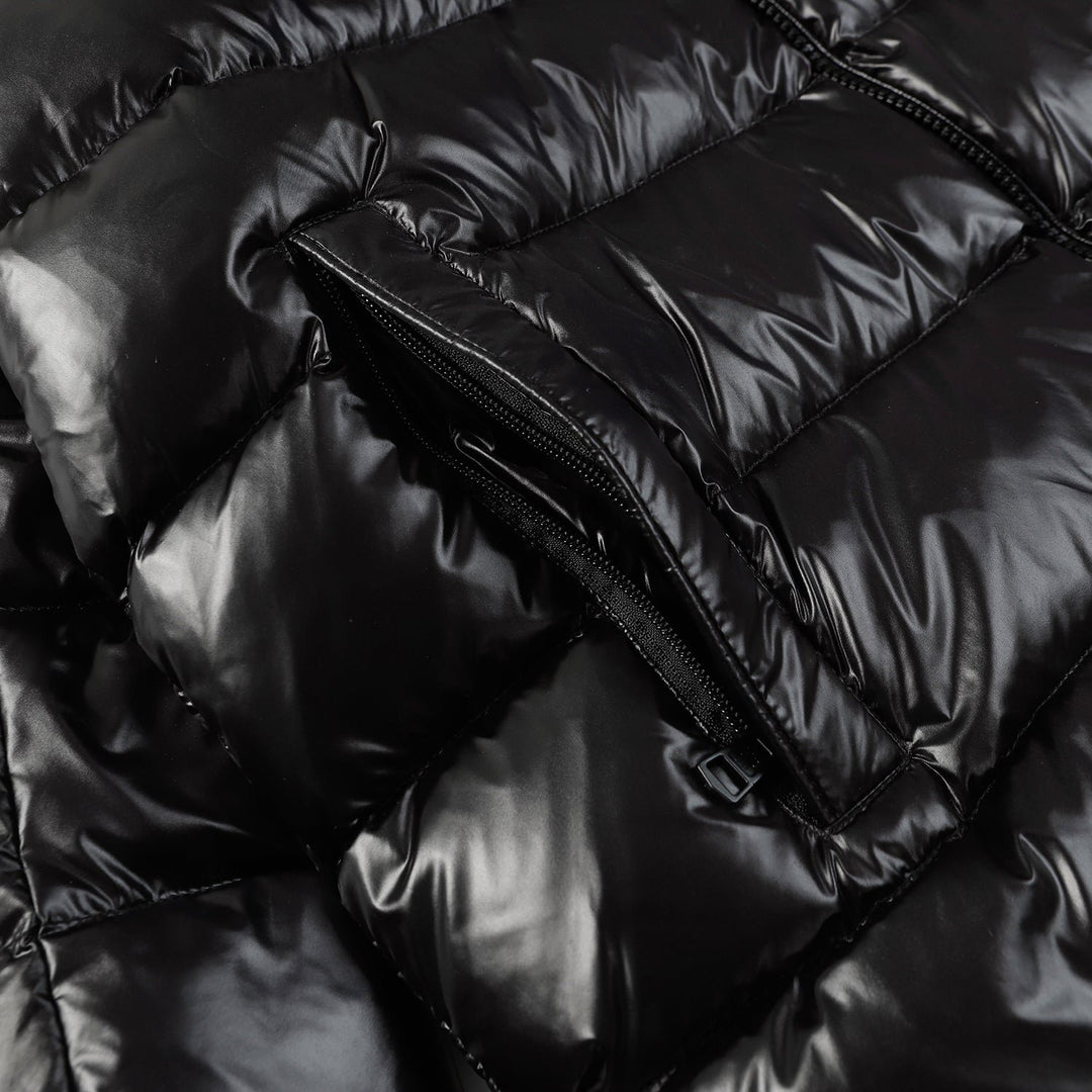 Exklusive Moncler Monogramm Kapuzenjacke: Luxuriöser Stil für Herren und Damen