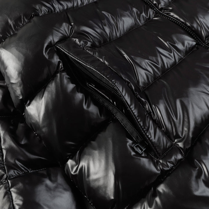 Exklusive Moncler Monogramm Kapuzenjacke: Luxuriöser Stil für Herren und Damen