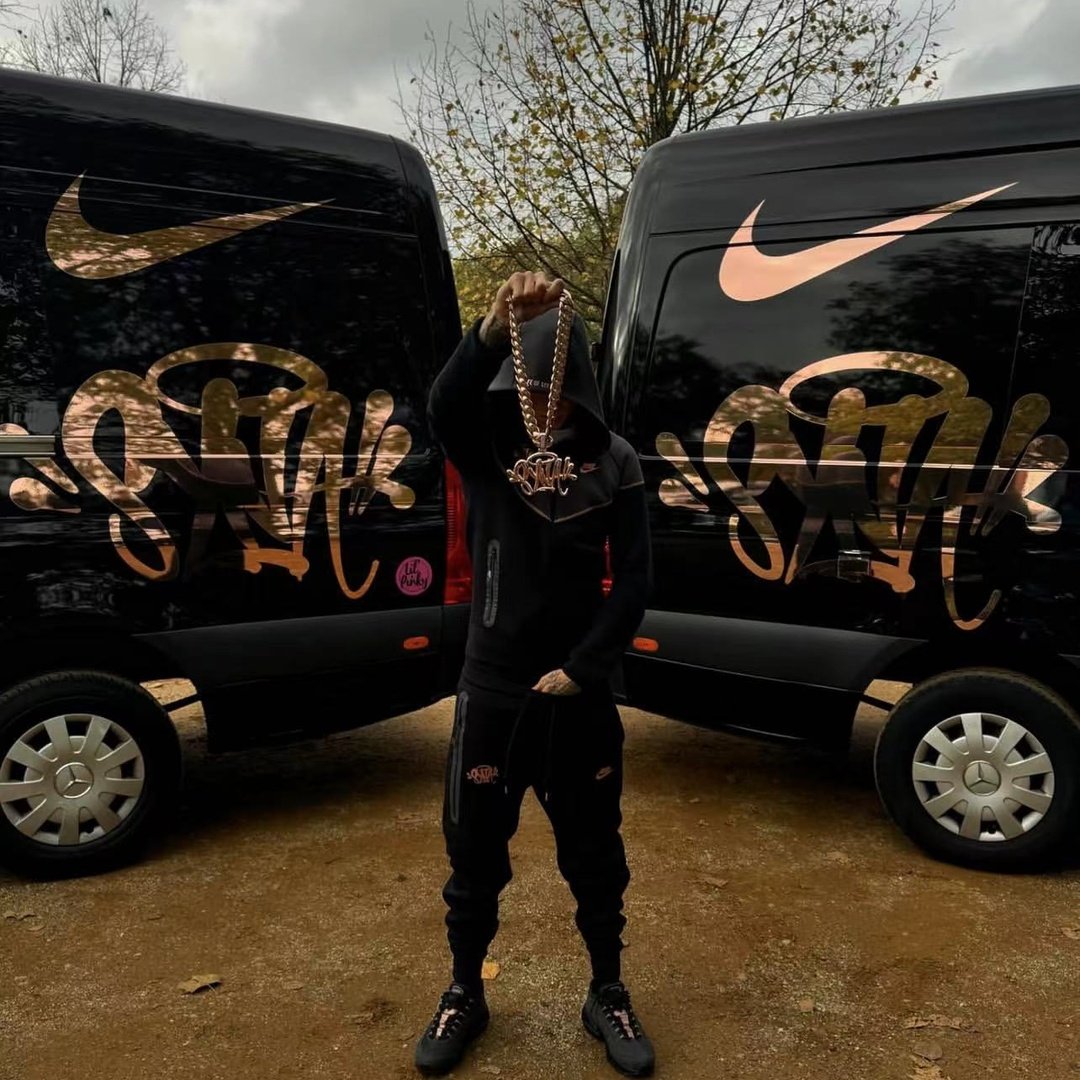 Syna Tech Schwarzer Trainingsanzug: Modern, Bequem, Stilvoll für Streetwear-Fans