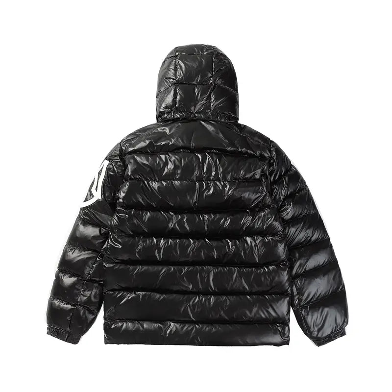 Exklusive Moncler Monogramm Kapuzenjacke: Luxuriöser Stil für Herren und Damen