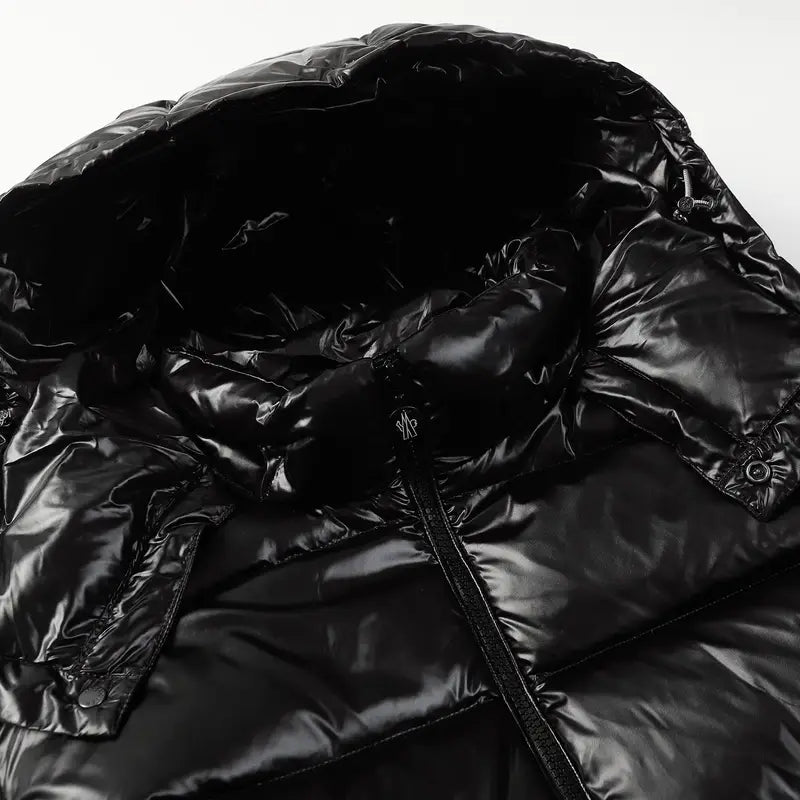 Exklusive Moncler Monogramm Kapuzenjacke: Luxuriöser Stil für Herren und Damen