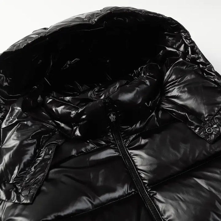 Exklusive Moncler Monogramm Kapuzenjacke: Luxuriöser Stil für Herren und Damen