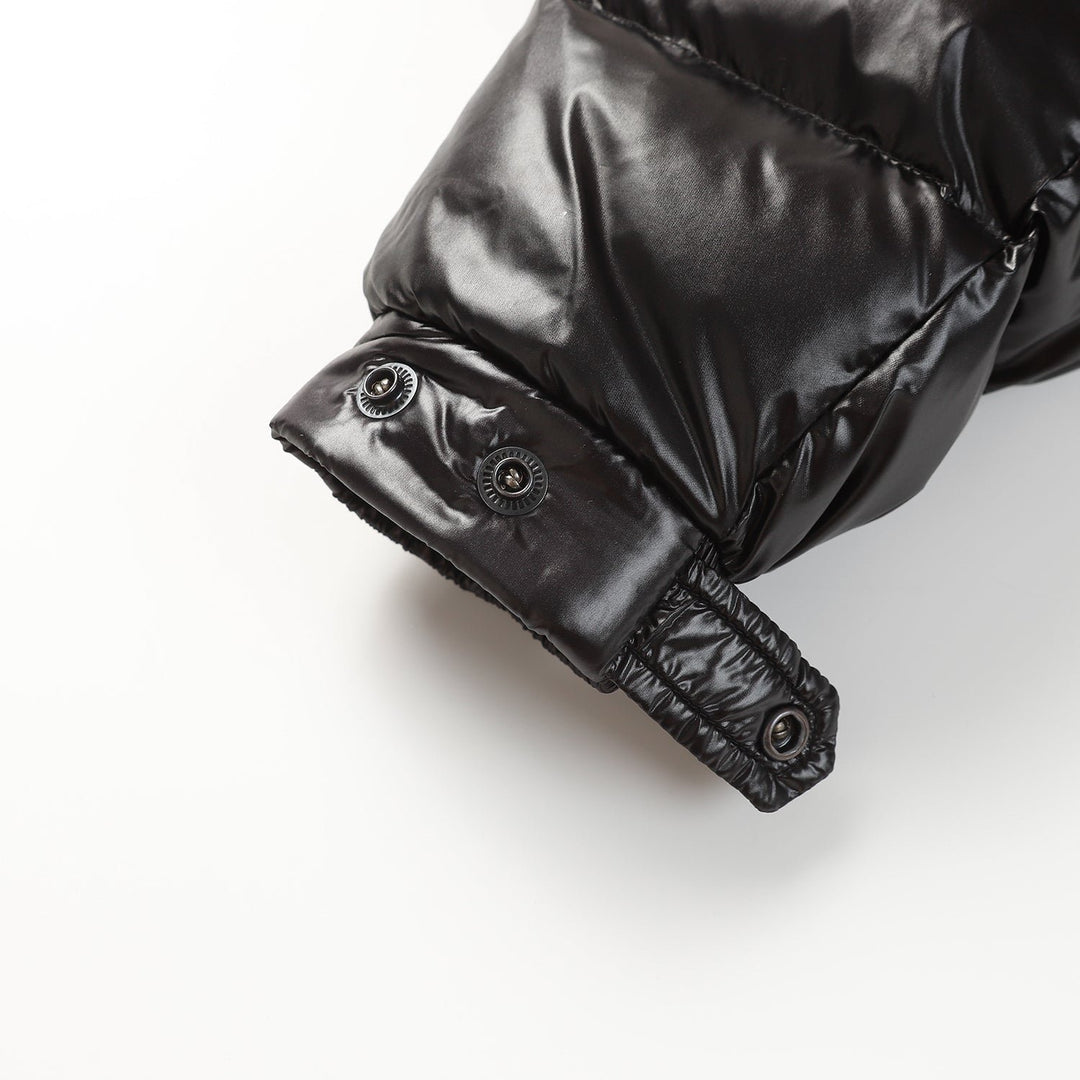 Exklusive Moncler Monogramm Kapuzenjacke: Luxuriöser Stil für Herren und Damen