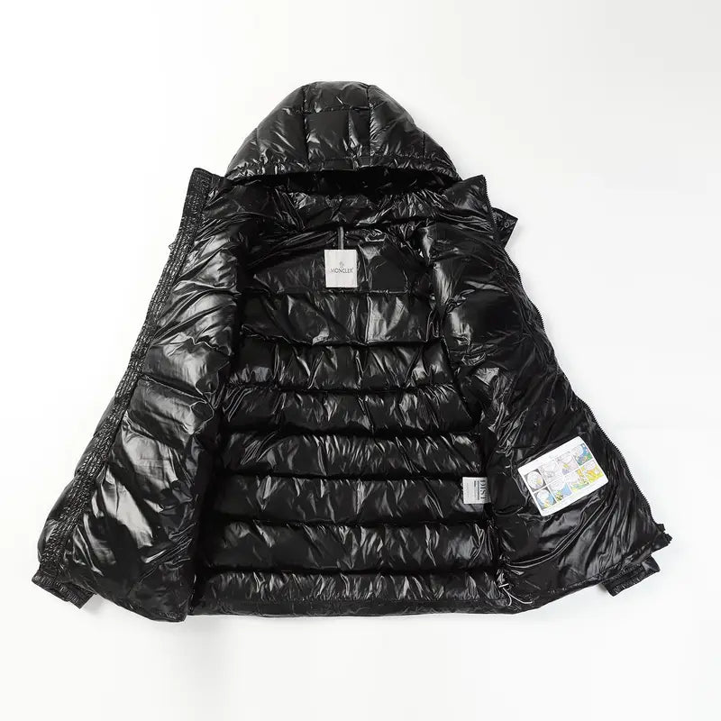 Exklusive Moncler Monogramm Kapuzenjacke: Luxuriöser Stil für Herren und Damen