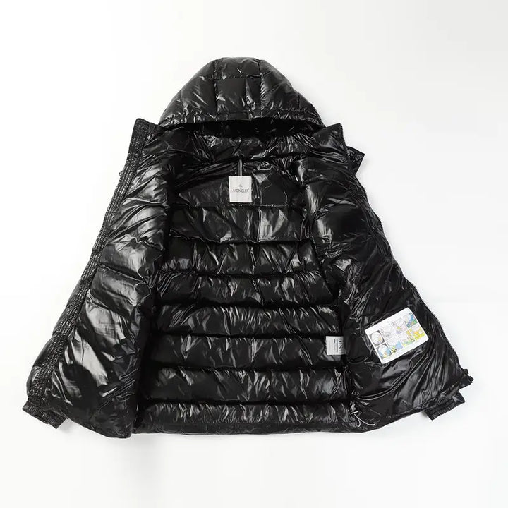 Exklusive Moncler Monogramm Kapuzenjacke: Luxuriöser Stil für Herren und Damen