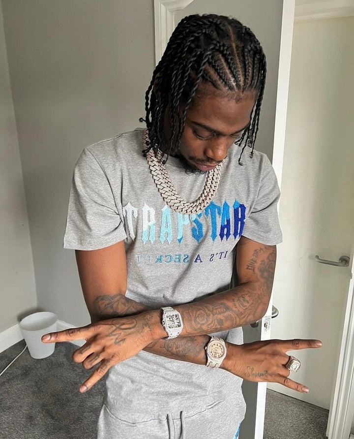 Trapstar Decoded Ice Shorts Set: Stilvolles Grau-Blau Chenille Sportswear Freizeit Set