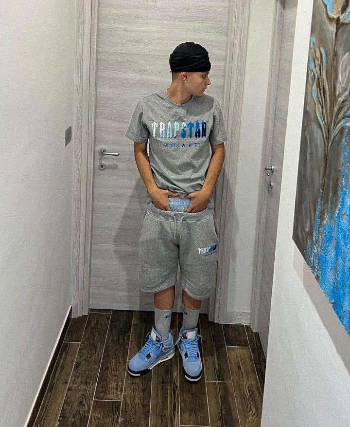 Trapstar Decoded Ice Shorts Set: Stilvolles Grau-Blau Chenille Sportswear Freizeit Set