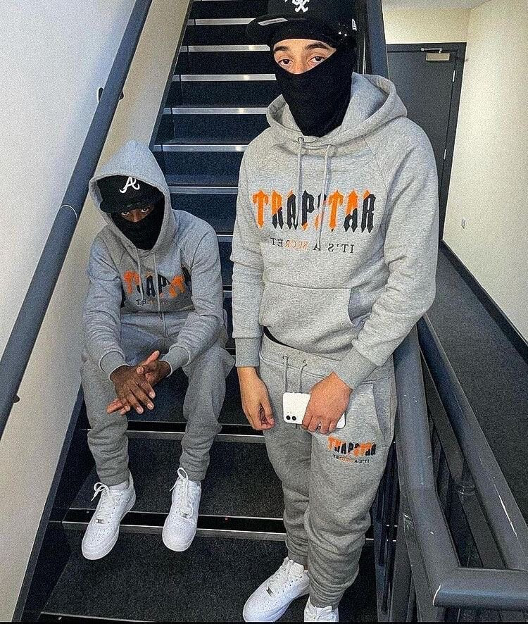 Trapstar Decoded Grau Orange Chenille Trainingsanzug – Ultimativer Streetwear Komfort Set