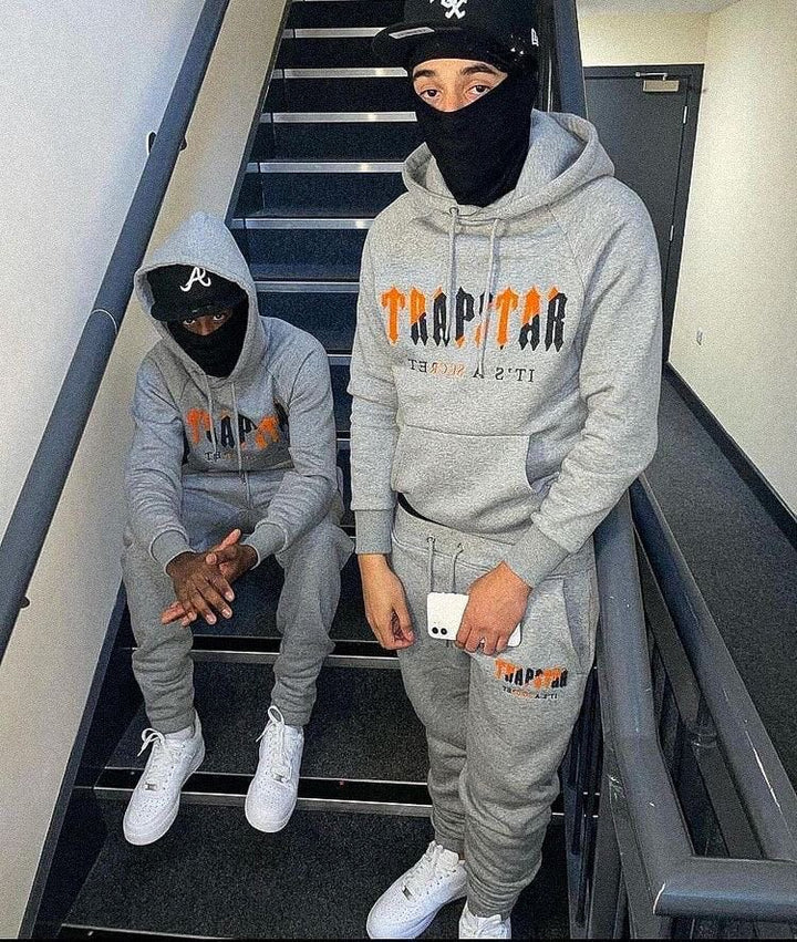 Trapstar Decoded Grau Orange Chenille Trainingsanzug – Ultimativer Streetwear Komfort Set
