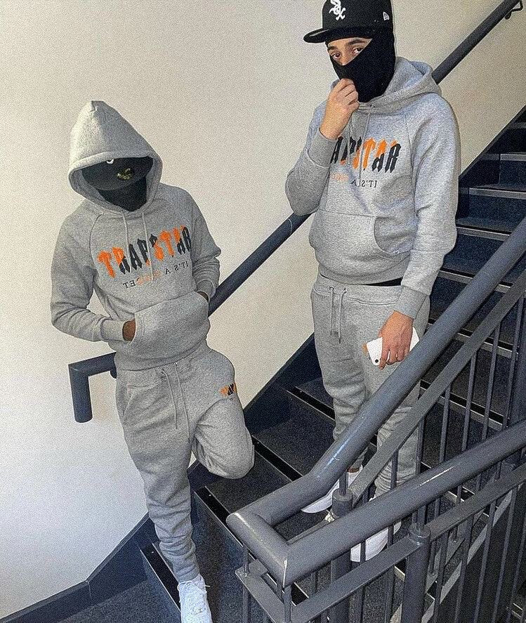 Trapstar Decoded Grau Orange Chenille Trainingsanzug – Ultimativer Streetwear Komfort Set