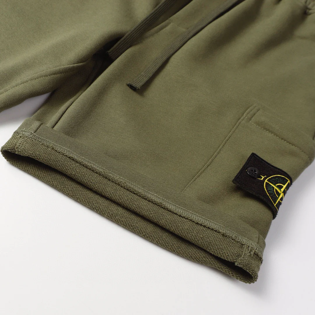 Stone Island Monochromatische Shorts: Stylische Herren-Kurzhose für Sommer & Freizeit