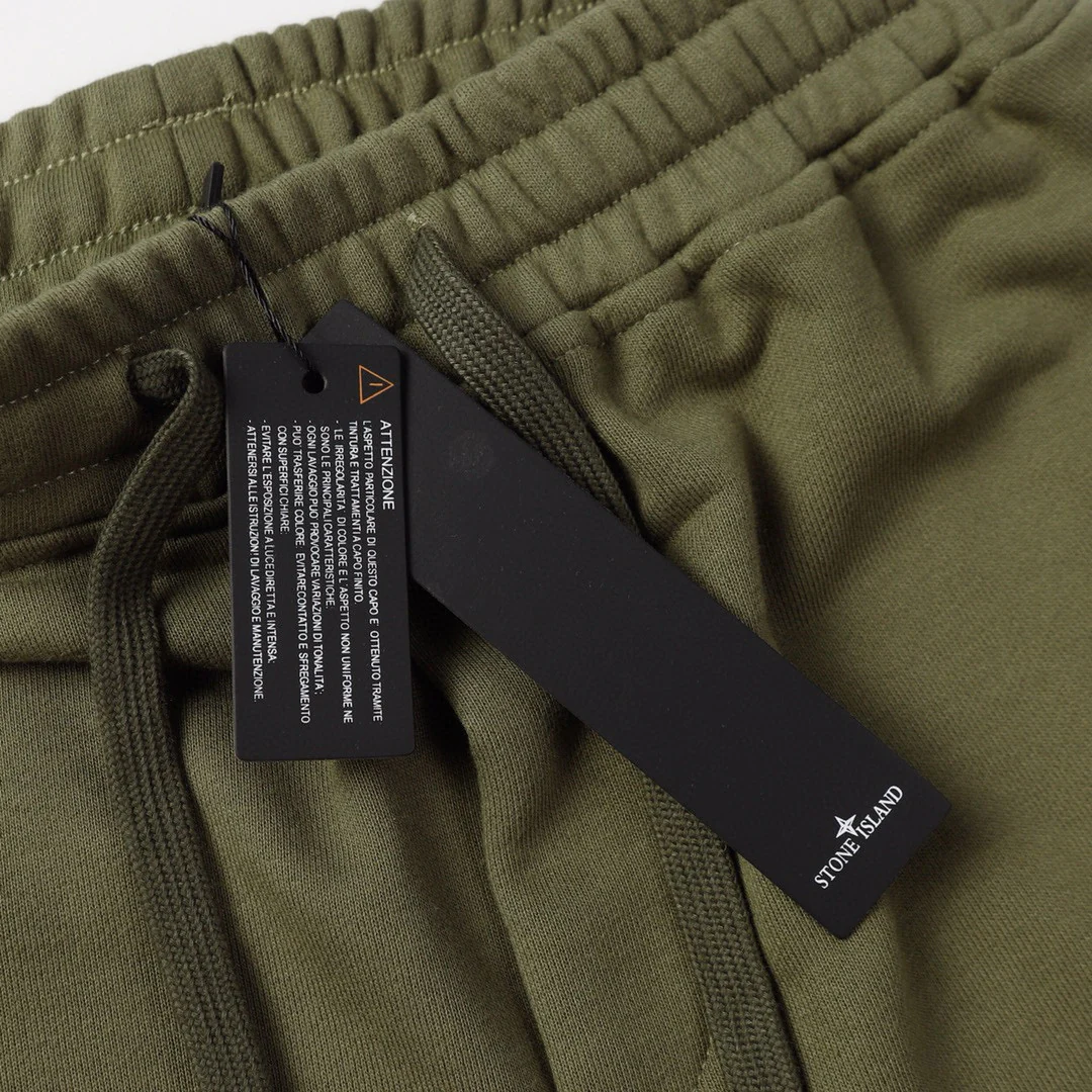 Stone Island Monochromatische Shorts: Stylische Herren-Kurzhose für Sommer & Freizeit