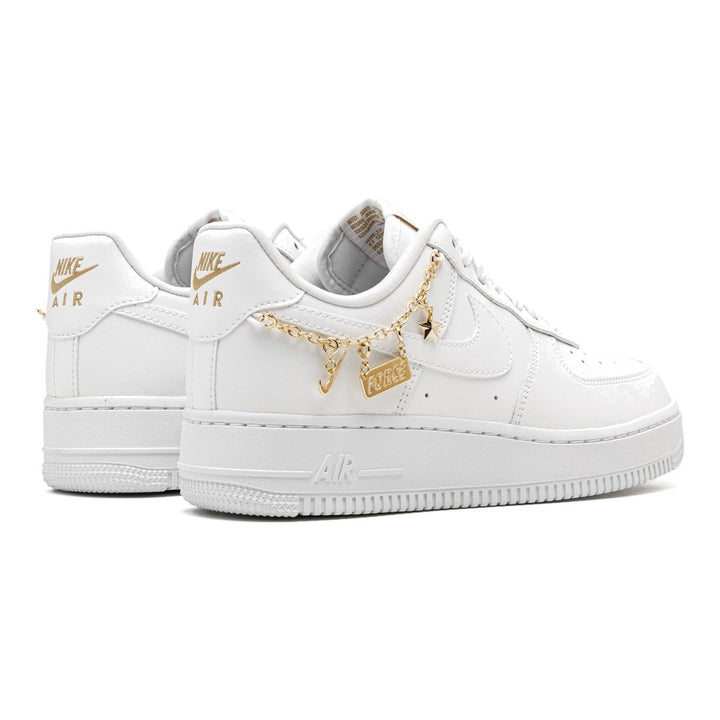 Nike Air Force 1 '07 LX 'Lucky Charms' Weiß Gold Kette Premium Sneaker